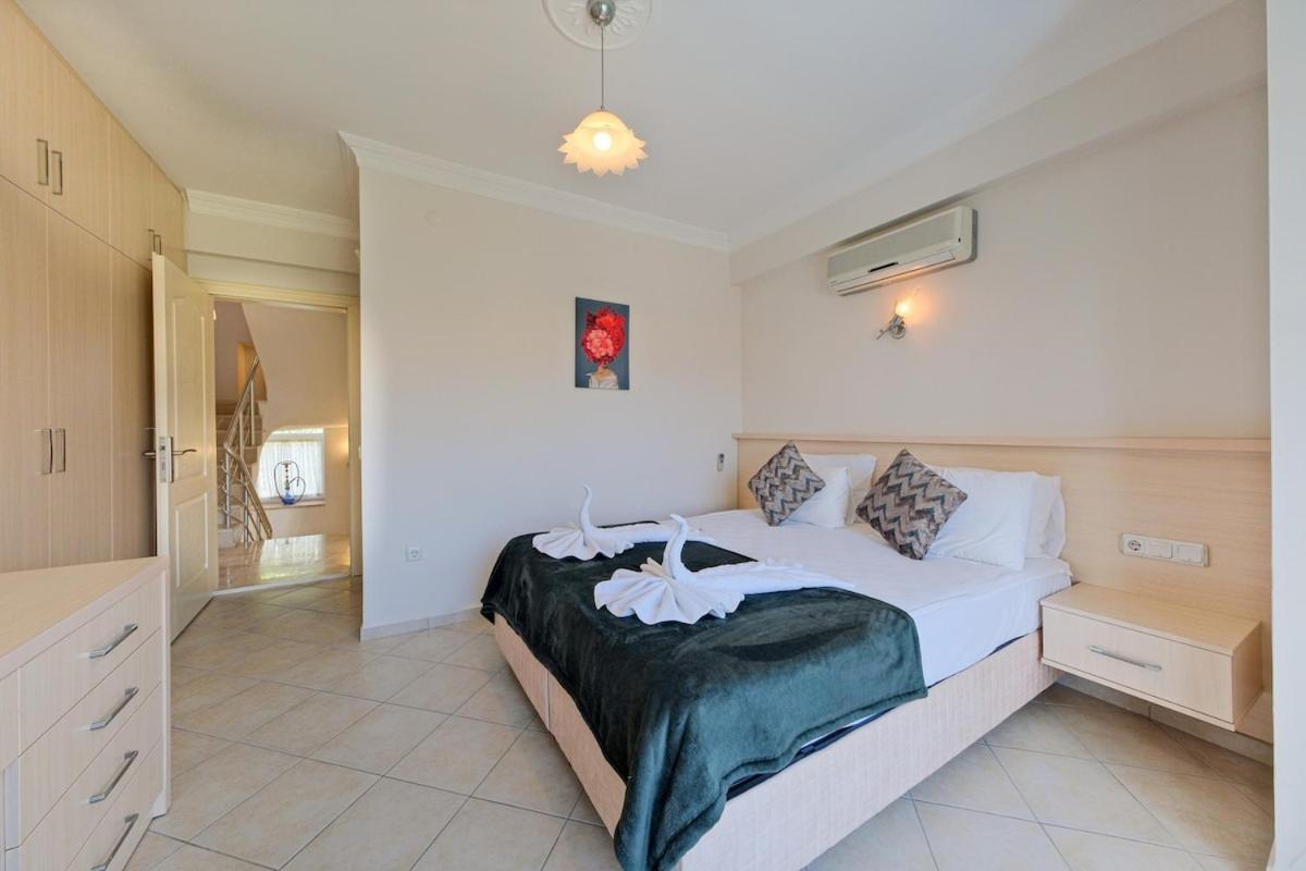 Villa Guel, *